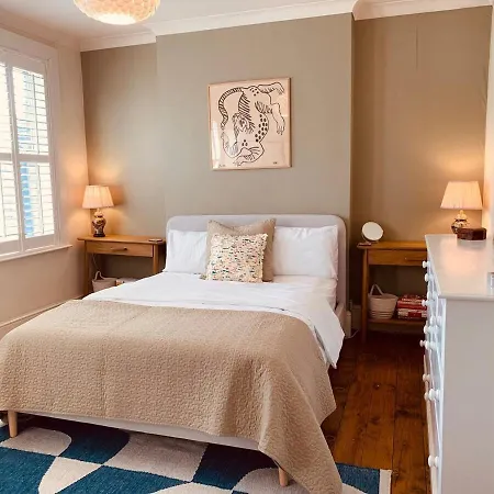 Stunning Home, Garden, Parking & Close Train Stations