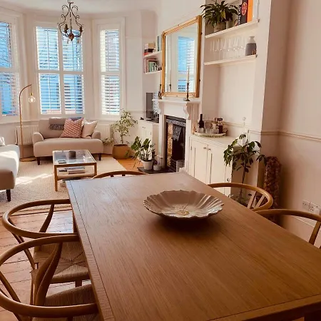 Stunning Home, Garden, Parking & Close Train Stations Apartment *