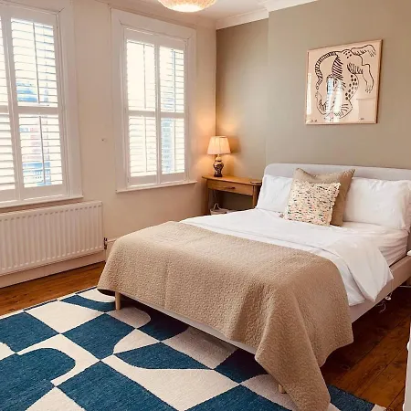 Apartment Stunning Home, Garden, Parking & Close Train Stations