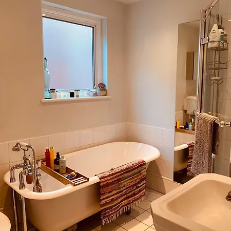 Apartment Stunning Home, Garden, Parking & Close Train Stations