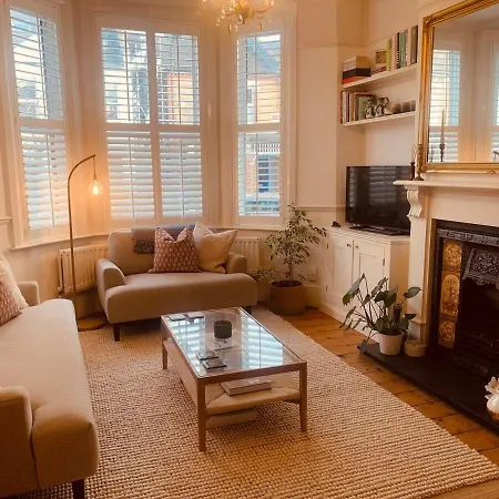 Stunning Home, Garden, Parking & Close Train Stations London