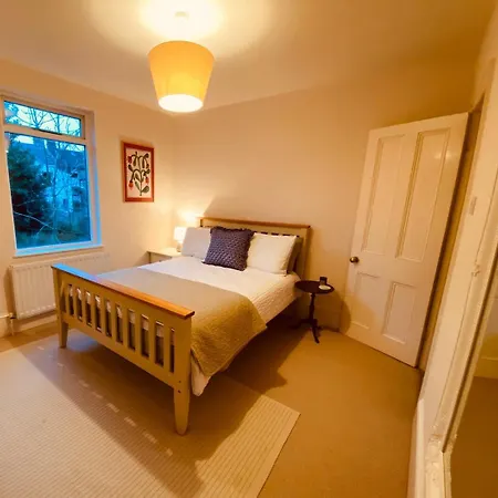 Apartment Stunning Home, Garden, Parking & Close Train Stations