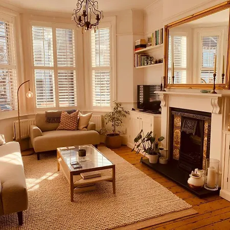 Stunning Home, Garden, Parking & Close Train Stations * London