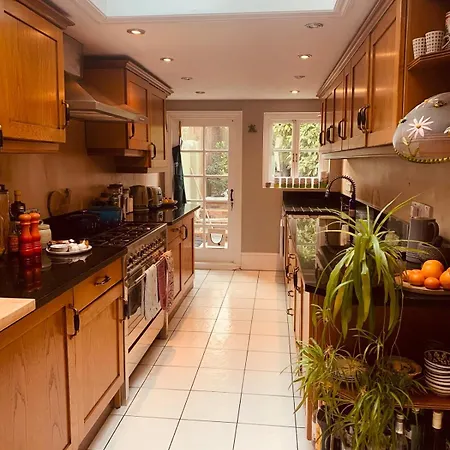 Stunning Home, Garden, Parking & Close Train Stations Apartment London