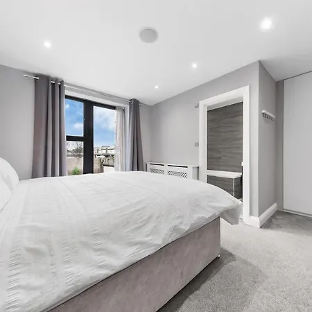 Luxury 4br - Near Wembley, Heathrow & London Apartment Perivale