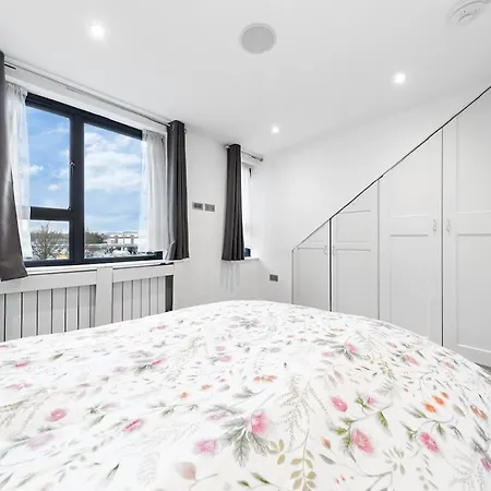 Luxury 4br - Near Wembley, Heathrow & London Apartment *