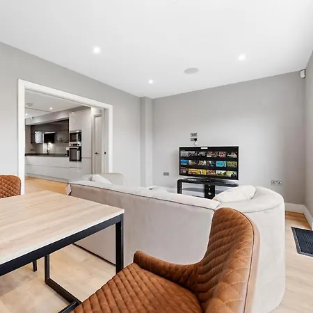 Luxury 4br - Near Wembley, Heathrow & London Apartment *