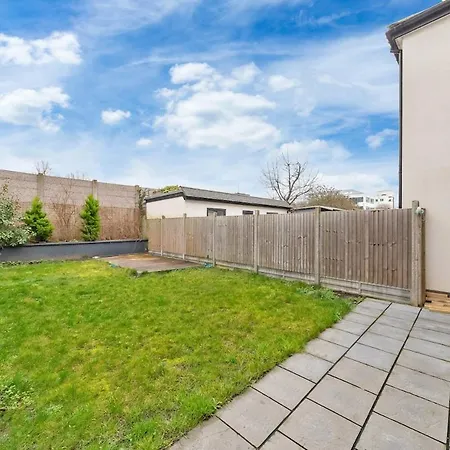 Luxury 4br - Near Wembley, Heathrow & London Apartment Perivale