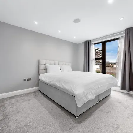 Luxury 4br - Near Wembley, Heathrow & London Apartment