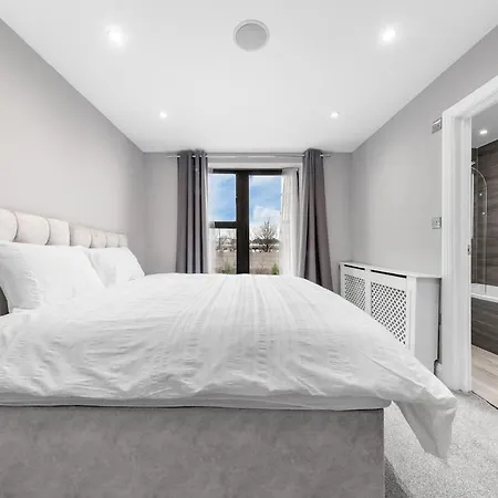 Luxury 4br - Near Wembley, Heathrow & London Apartment
