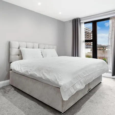 Luxury 4br - Near Wembley, Heathrow & London Apartment