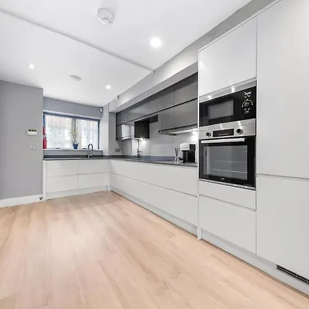 Luxury 4br - Near Wembley, Heathrow & London Apartment *