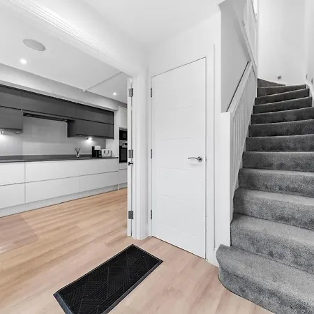 Apartment Luxury 4br - Near Wembley, Heathrow & London Perivale