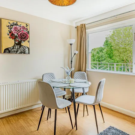Charming 2br With Communal Garden In Acton