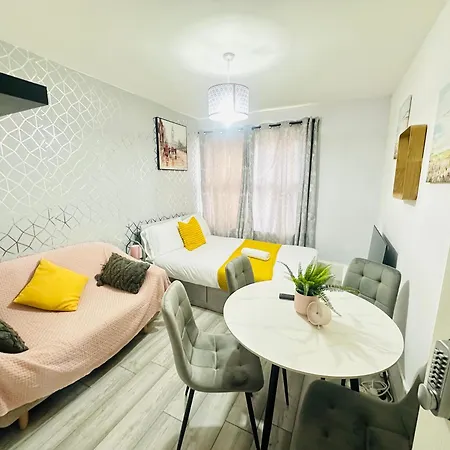 Apartment Flat In Aldgate East, *
