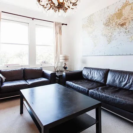 Apartment 3 Bedroom Spacious And Bright *