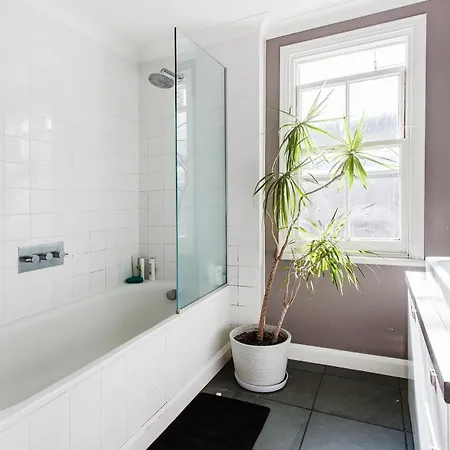 3 Bedroom Spacious And Bright London