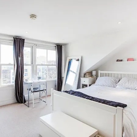 3 Bedroom Spacious And Bright * London