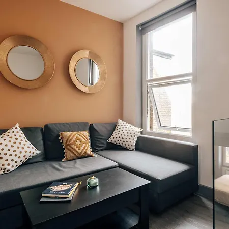 Modern And Spacious Duplex In Earls Court Holiday home London