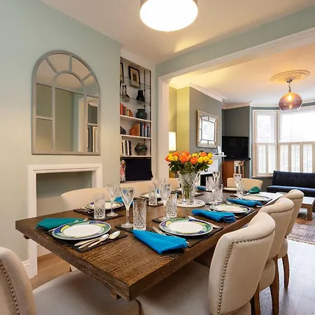 Veeve - The Barnes Family Haven *
