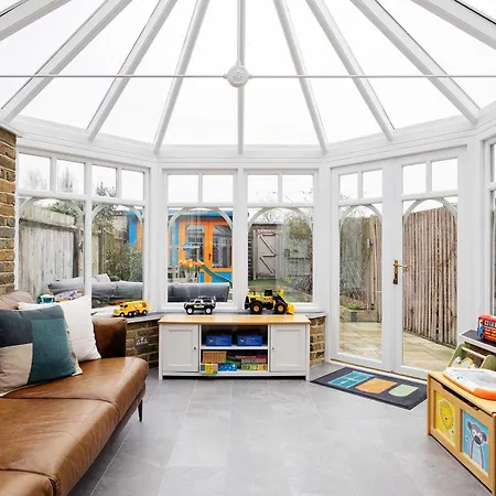 Veeve - The Barnes Family Haven London