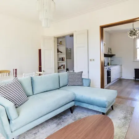 Stylish 3br With Private Patio In Maida Vale *