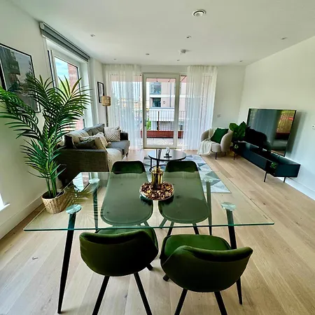 Amazing In Canary Wharf Two Bedroom Apartment London