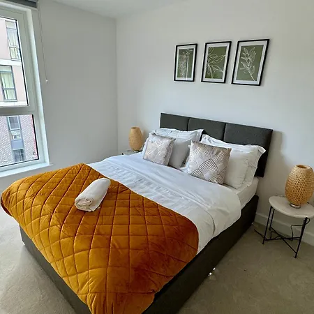 Amazing In Canary Wharf Two Bedroom Apartment *