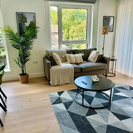 Amazing In Canary Wharf Two Bedroom Apartment London