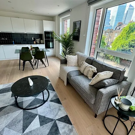 Amazing In Canary Wharf Two Bedroom Apartment *