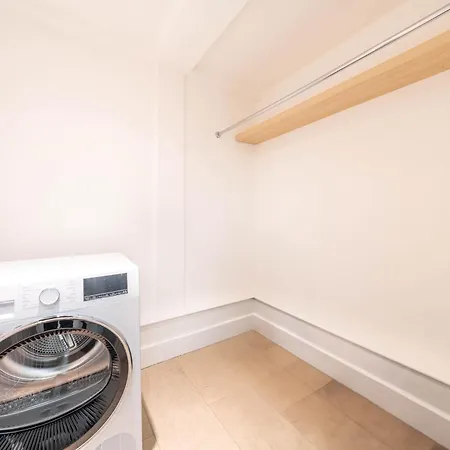 Berryland 11 By Artsy Apartment London