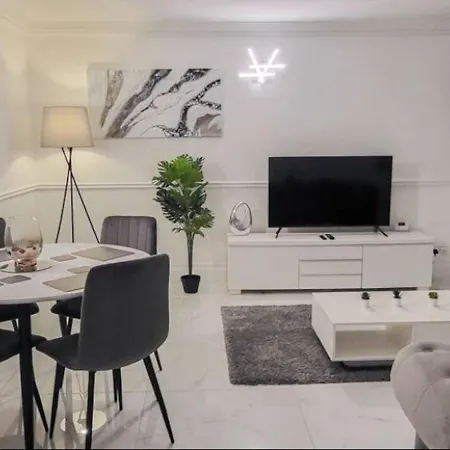 Apartment Spacious 2-bedroom In Canary Wharf London