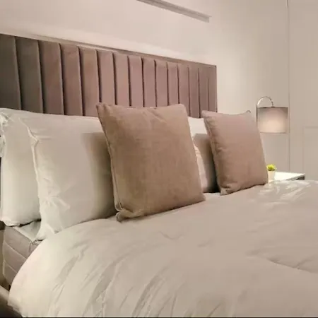 Spacious 2-bedroom In Canary Wharf Apartment