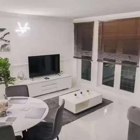 Spacious 2-bedroom In Canary Wharf Apartment *