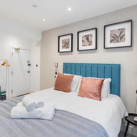 Apartment Minimalist Bliss With Refreshing Ambiance London