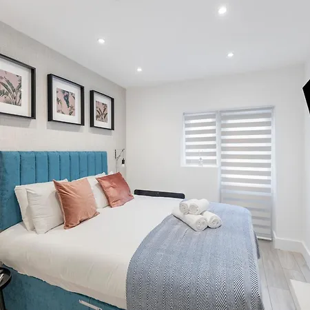 Minimalist Bliss With Refreshing Ambiance * London