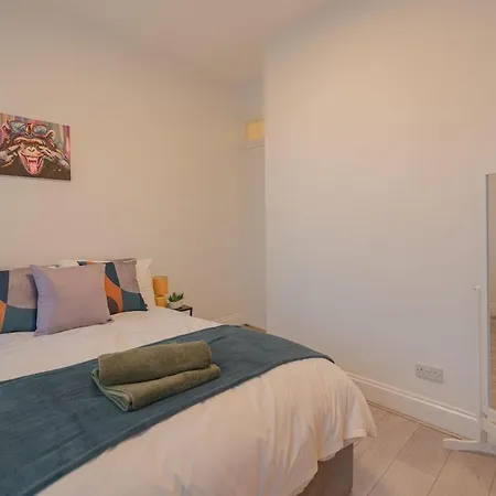 Comfy 1 Bed Flat In Sleeps 3 *