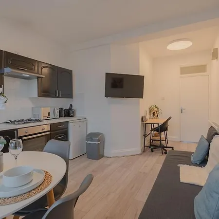 Comfy 1 Bed Flat In Sleeps 3 *