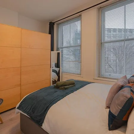 Comfy 1 Bed Flat In Sleeps 3 *