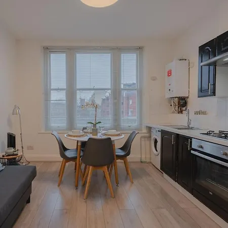 Comfy 1 Bed Flat In Sleeps 3 Apartment *