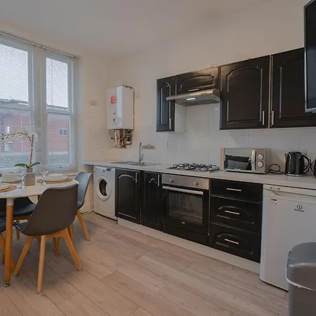 Apartment Comfy 1 Bed Flat In Sleeps 3 *