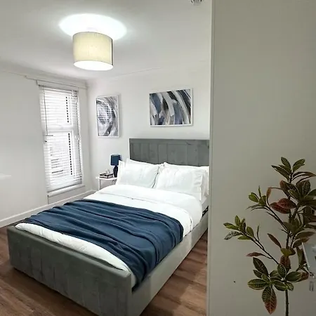 Cosy 2 Bedroom Modern Apartment