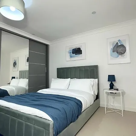 Cosy 2 Bedroom Modern * London