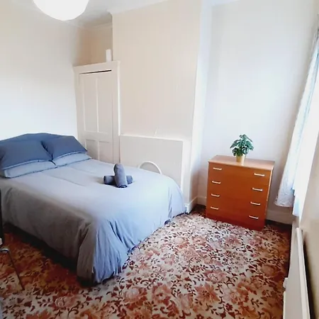 Shared House E11 * London