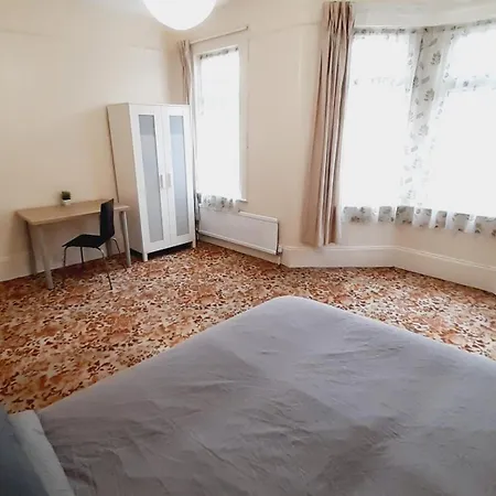 Shared House E11 *