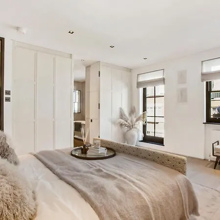 Holiday home Luxurious Mews House In Pavilion Road - 3 Bedroom *