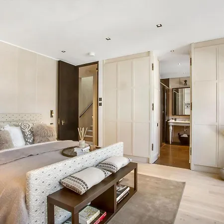 Luxurious Mews House In Pavilion Road - 3 Bedroom London