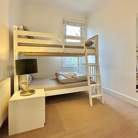 Clapham Apartment *