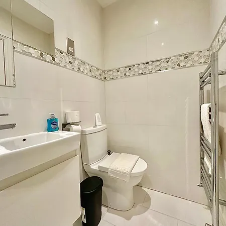 Clapham Apartment *
