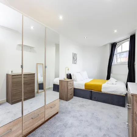 Holiday home Chic Steps From Liverpool Street *